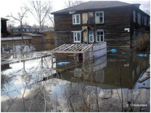 Фото 1. Затопление жилых домов по ул. Короленко в период прохождения весеннего половодья в 2010 году (до капитального ремонта ограждающей дамбы)